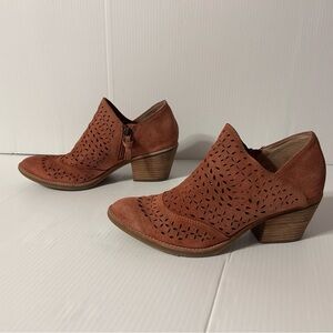 Sofft mauve leather perforated ankle bootie chunky heel size 9 M